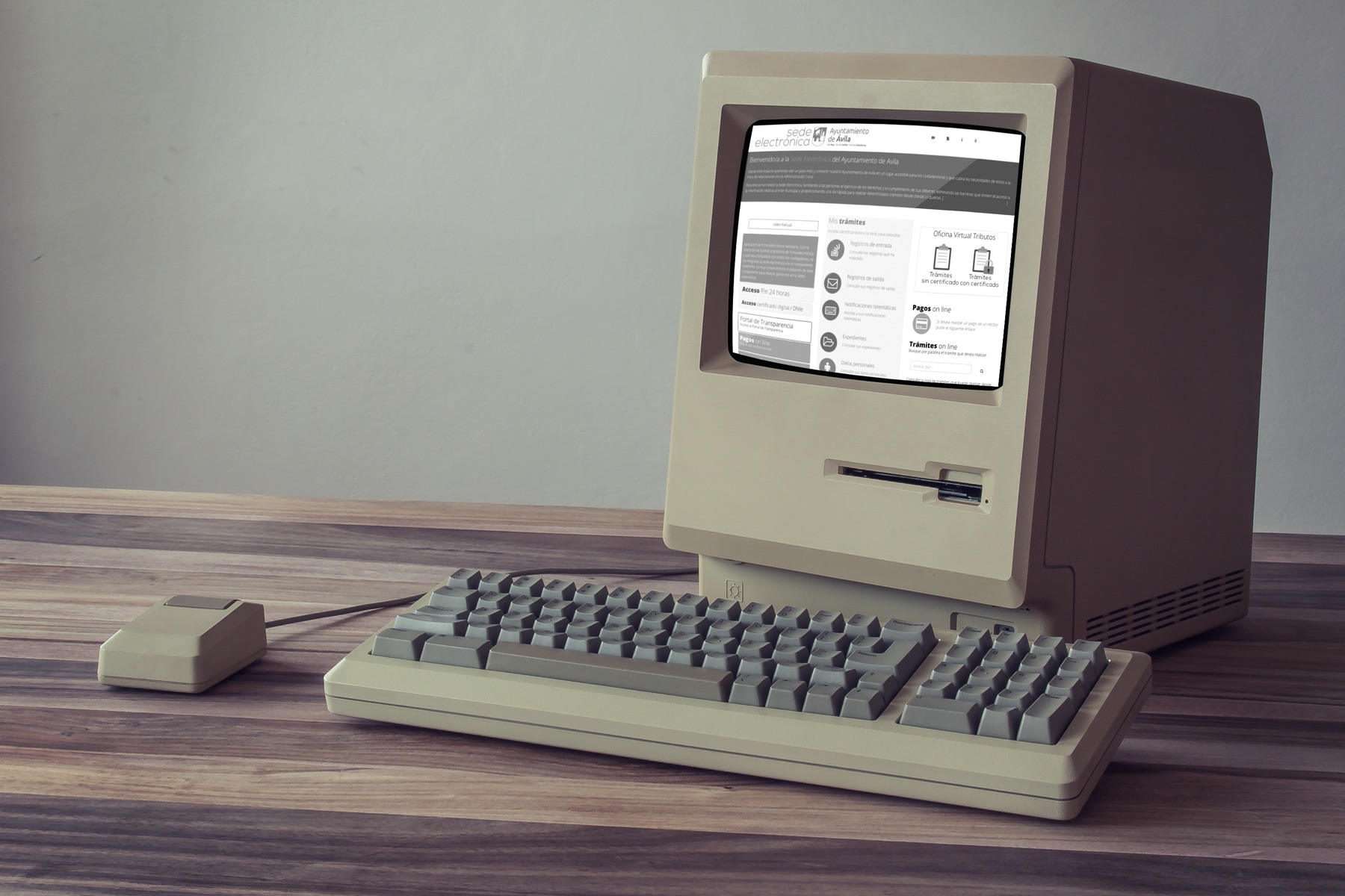 Ordenador clásico de 1984 mostrando en pantalla la sede electrónica del Ayuntamiento de Ávila
